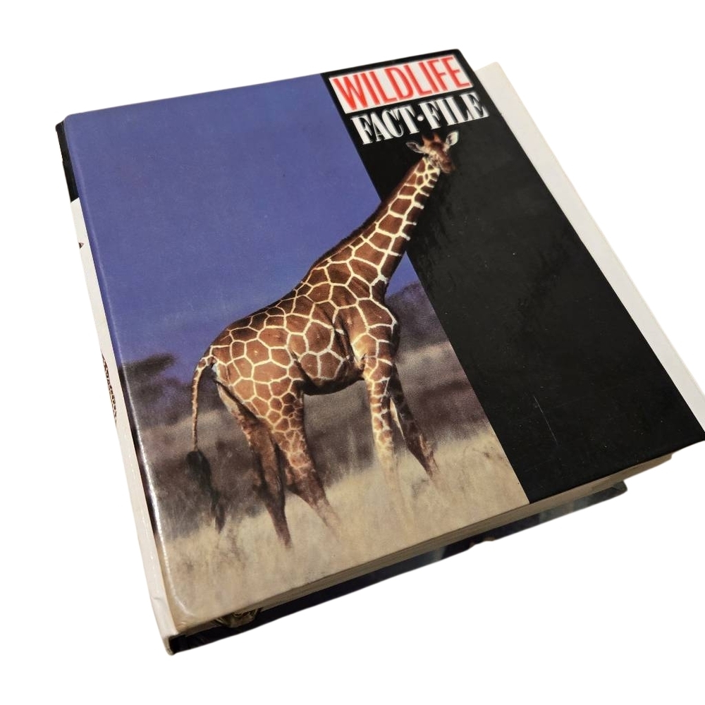WILDLIFE FACT-FILE Animal Identification and Conservation Guide 3-ring hardcover